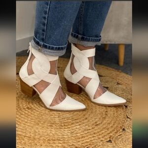 White Snake Embossed Clear Vinyl Booties by Matisse 7.5